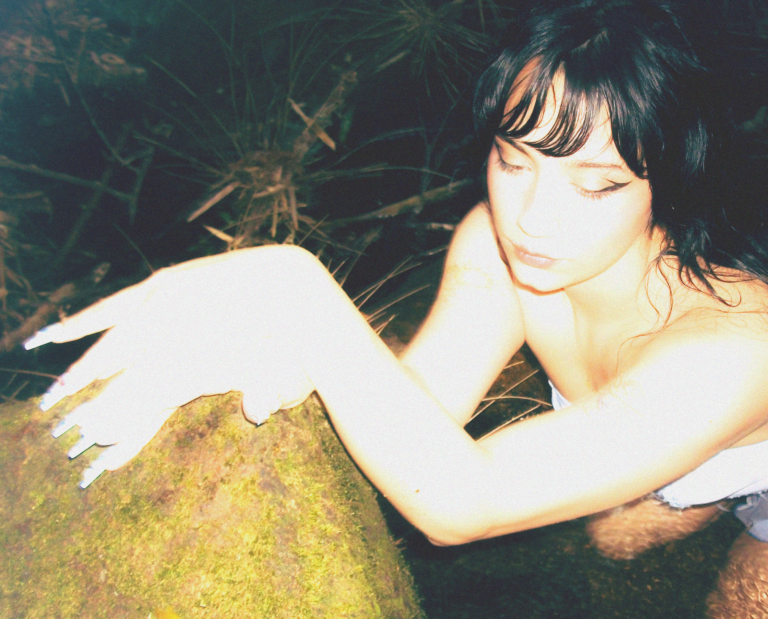 Com estética retrô e inspirações no city pop japonês, Juia lança videoclipe do single “Lua Marinha”